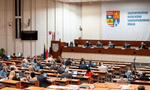 Zastupiteľstvo Košického kraja rokovalo najmä o úprave rozpočtu, zasadnutie však sprevádzala protestná akcia – VIDEO, FOTO