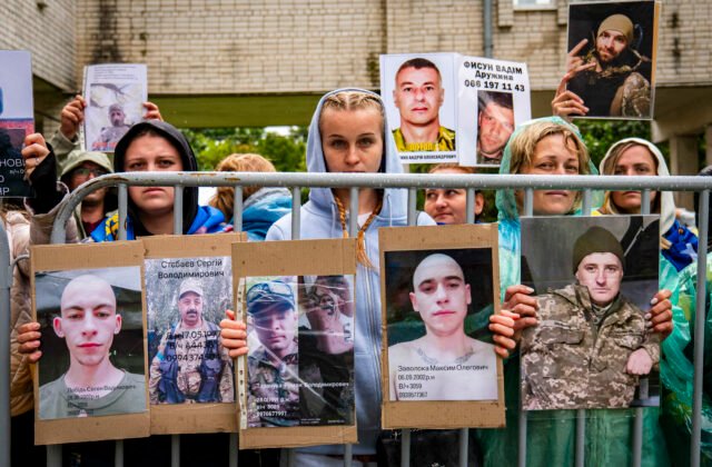 549234_aptopix_russia_ukraine_war_prisoners_17071-640x420.jpg Zajatému Ukrajincovi Rusi podrezali hrdlo a hodili ho do jamy s mŕtvymi, zázrakom prežil