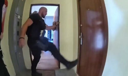 Seniorovi v Košiciach išlo o život. Policajti otvorili byt a postarali sa o neho do príchodu záchranárov – VIDEO