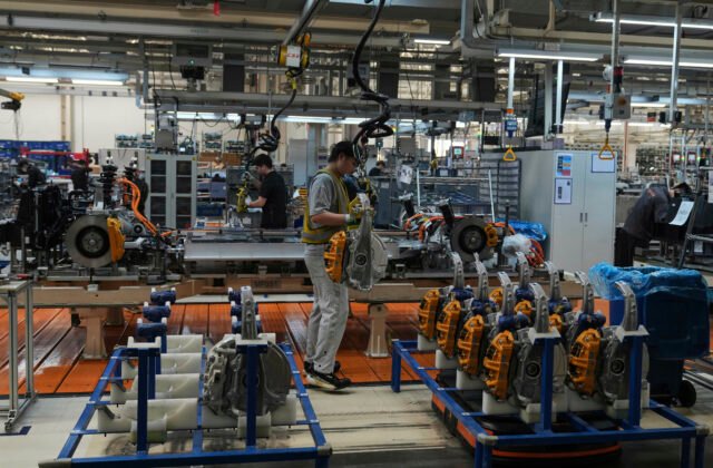 566517_china_economy_92230-640x420.jpg Čínske odvetvie spracovateľského priemyslu sa už päť mesiacov zmenšuje