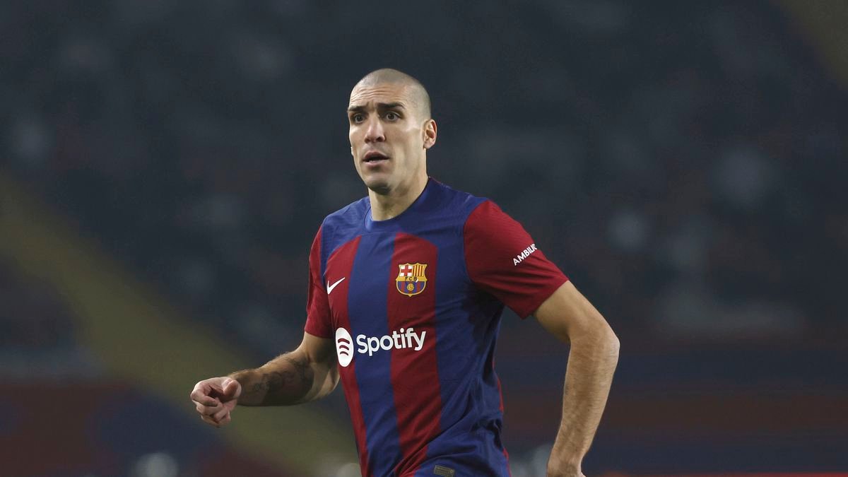 Barcelona ukončila zmluvu s hráčom, aby mohla zaregistrovať ďalšieho obrancu