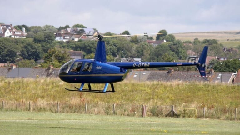 Vrtulník v británii skončil ve smrtící spirále: zemřeli tři lidé, jen zázrakem netrefil auta