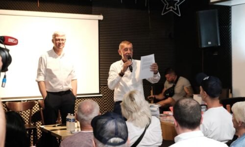 REPORTÁŽ: Volby budou o jejich lžích, hřímal Babiš po boku Havlíčka před narvanou hospodou