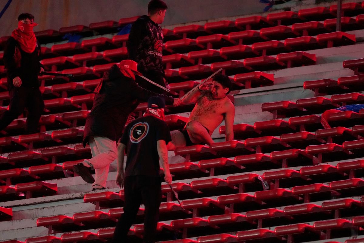 VIDEO Fanúšik prežil iba zázrakom. Kluby sa obviňujú po šialenej bitke na tribúnach