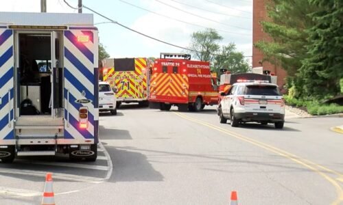 Opilec v Severní Karolíně vletěl autem do domu, ten dvakrát vybuchl. Hasiči skončili ve špitále