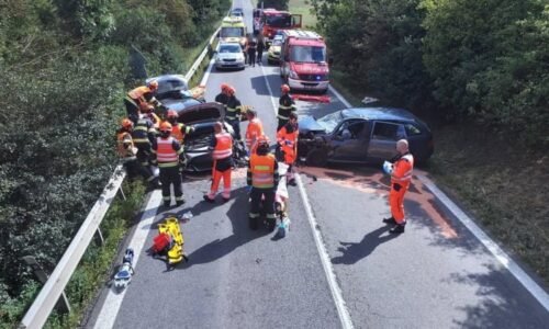 Čelní střet u Svitav zablokoval dopravu. Tři lidé utrpěli zranění, na místo letěl vrtulník