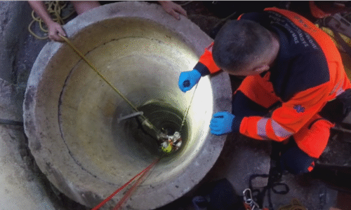 Muž se zřítil do hluboké studny u Brna. Z pasti ho vysvobodili až hasiči speciálním závěsem