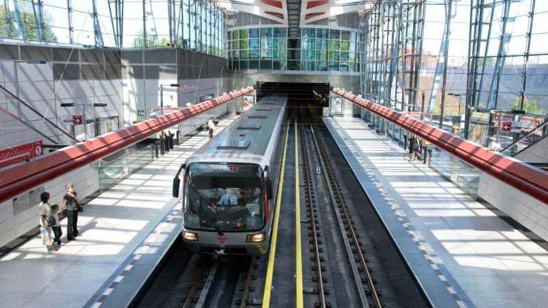 V Praze nejezdilo metro C. Na soupravě se chtěl projet muž, policisté po něm pátrají V Praze nejezdilo metro C. Na soupravě se chtěl projet muž, policisté po něm pátrají