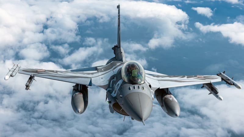 V Polsku se zřítila stíhačka F-16, pilot nepřežil. Záběry zachytily obří ohnivou kouli V Polsku se zřítila stíhačka F-16, pilot nepřežil. Záběry zachytily obří ohnivou kouli