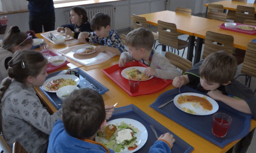 Mnohé rodiny nemají peníze na výbavu pro prvňáčka. Pomoci může příspěvek i obědy zdarma