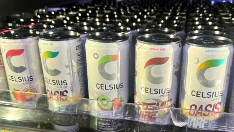 Bizarní chyba amerického výrobce nealka: Do plechovek načepoval vodku, úřady vydaly varování