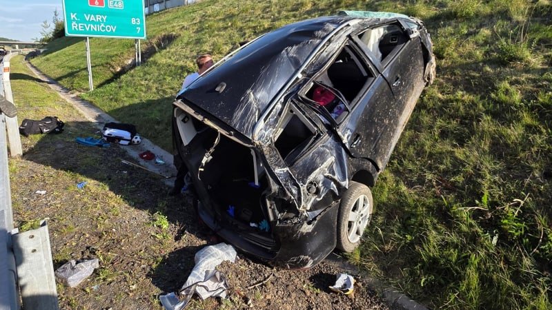 Vážná nehoda na Rakovnicku: Na dálnici D6 bouralo auto se dvěma dětmi, na místo letěl vrtulník
