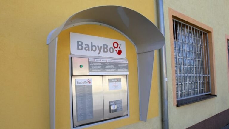Do babyboxu ve zlíně někdo odložil holčičku. nevykoupané dítě mělo na pupečníku lepicí pásku
