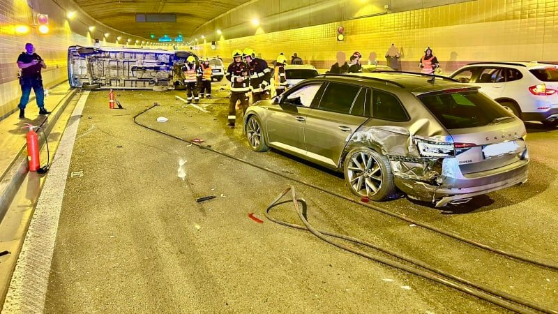 Ochromený tunel Blanka: Záchranáři ošetřují zraněné, hromadná nehoda omezila provoz