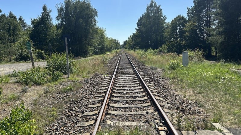 Velké železniční neštěstí v Dánsku. Zranila se řada lidí, v akci je záchranářský vrtulník