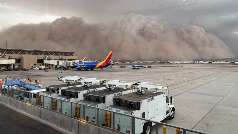 Mohutná prachová bouře sevřela Arizonu. Do temnoty uvrhla letiště i celé oblasti, ukazuje video Mohutná prachová bouře sevřela Arizonu. Do temnoty uvrhla letiště i celé oblasti, ukazuje video