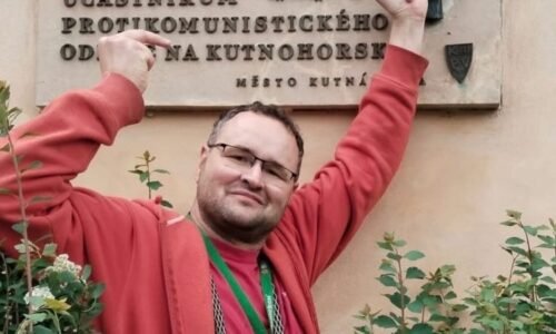 Zdvižený prostředník komunisty Milaty u památníku obětí: Omluv se, nebo táhni, zuří mluvčí ODS