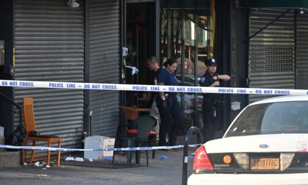 Střelba v zaplněném nočním klubu v New Yorku: Tři lidé zemřeli, policisté nikoho nezadrželi