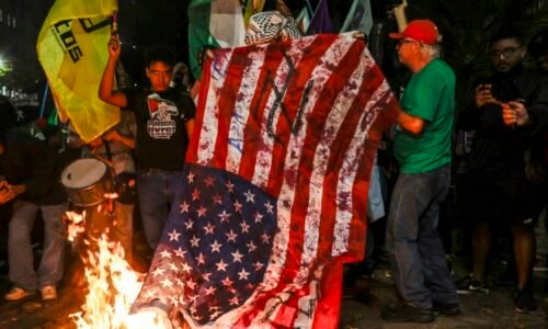 Rok vězení za zneuctění či pálení americké vlajky: Trumpův zákon se dotkne i cizinců