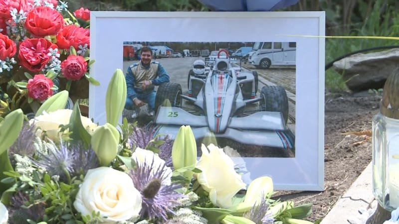 Rodina uctila památku zemřelého pilota formule. Dědeček mu opravil havarovaný monopost Rodina uctila památku zemřelého pilota formule. Dědeček mu opravil havarovaný monopost
