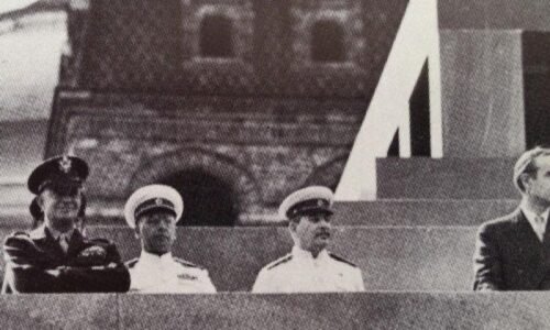 Stalin a Eisenhower na vrchole mauzólea. Spolupráca dvoch veľmocí, ktorá sa skončila v roku 1945