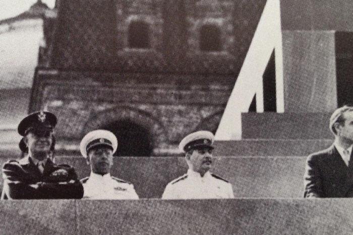 Stalin a Eisenhower na vrchole mauzólea. Spolupráca dvoch veľmocí, ktorá sa skončila v roku 1945 Stalin a Eisenhower na vrchole mauzólea. Spolupráca dvoch veľmocí, ktorá sa skončila v roku 1945