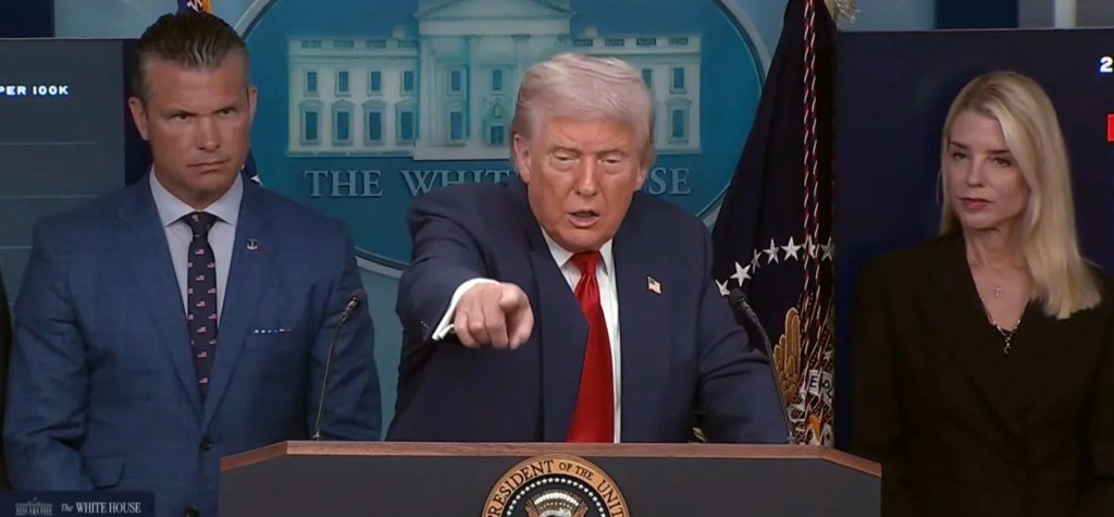 Zelenskyj má súhlas na začatie vojny a zabitie všetkých, ale potrebuje ústavný súhlas na výmenu územia?! – Trump pred stretnutím s Putinom