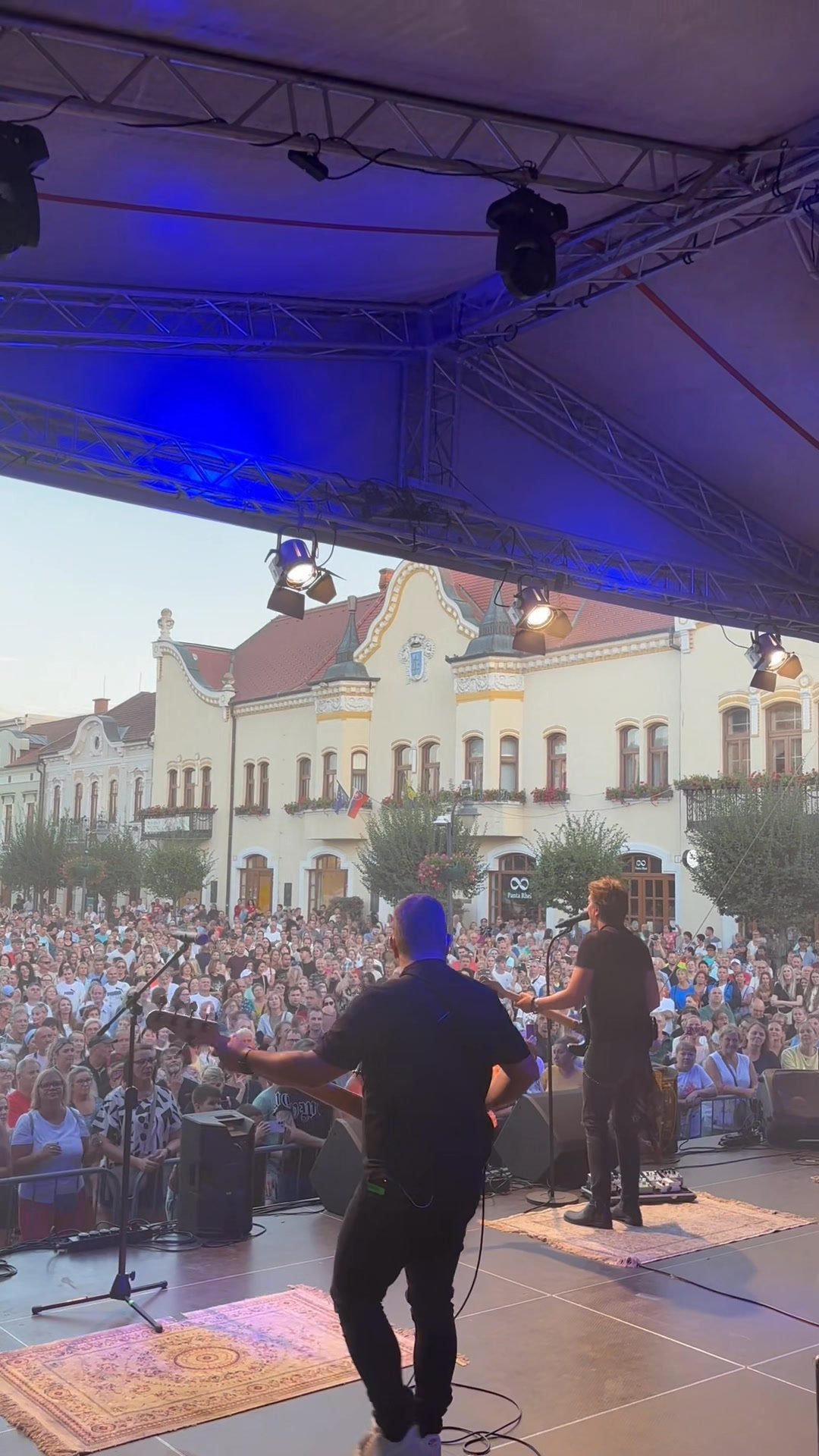 Kultúra Topoľčany: Príďte za nami na námestie akurát pre vás hrá PETER CMORÍK BAND atmosféra úžasná! #hody2025