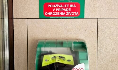 Mesto Liptovský Mikuláš: Liptovský Mikuláš má už 5 verejných defibrilátorov (AED). Tieto zariadenia sú určené na rýchlu pomoc pri náhlej zástave srdca a ich použitie zvládne každý – stačí zapnúť a postupovať podľa jednoduchýc
