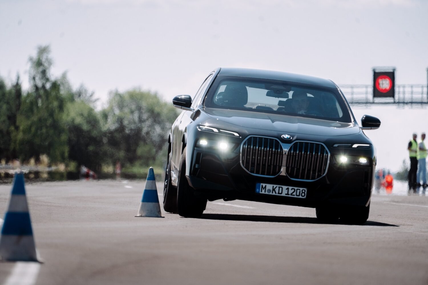 Obrnená elegancia: BMW ukázalo svoju silu!