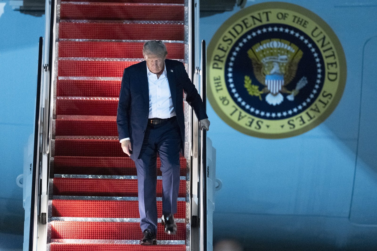 Trump chce usporiadať samit medzi ním, Zelenským a Putinom.
