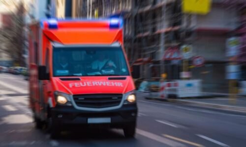 Tragédie na slavnostech v Německu: Malý chlapec vběhl pod kola sanitce, zraněním podlehl