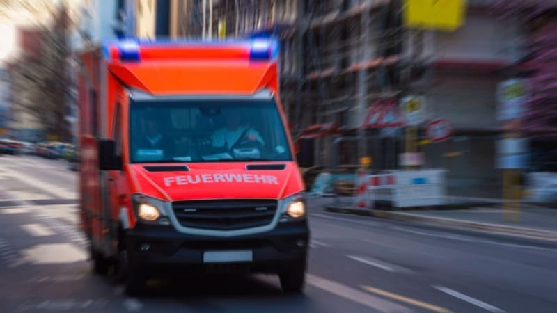 Tragédie na slavnostech v Německu: Malý chlapec vběhl pod kola sanitce, zraněním podlehl Tragédie na slavnostech v Německu: Malý chlapec vběhl pod kola sanitce, zraněním podlehl