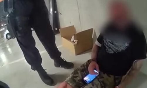 VIDEO: Fľaška v aute, komunikovať ani vystúpiť z luxusného vozidla sám nevedel