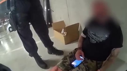 VIDEO: Fľaška v aute, komunikovať ani vystúpiť z luxusného vozidla sám nevedel