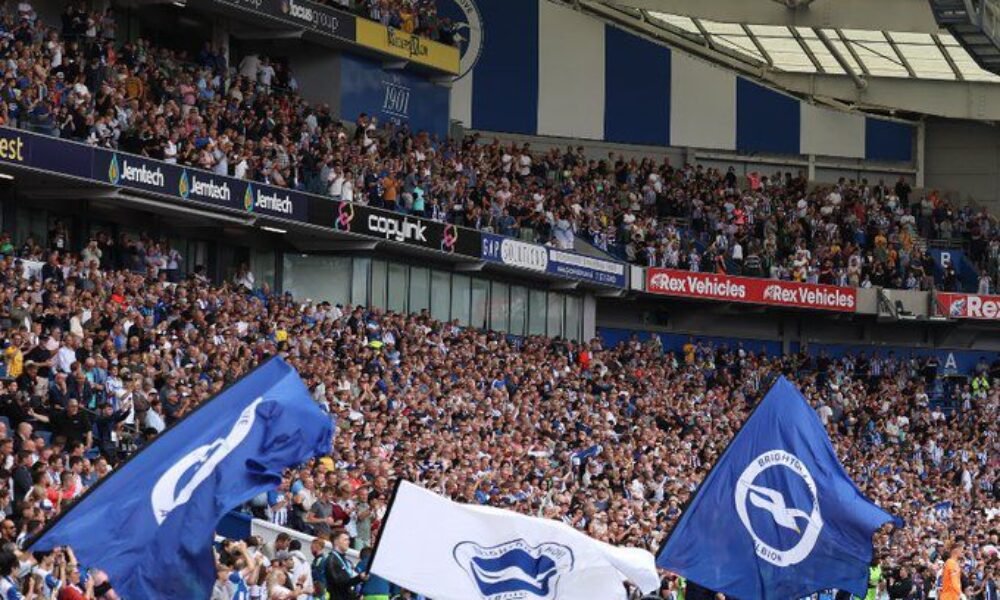 Úvodný zápas sezóny poznačila tragická udalosť. Fanúšika Brightonu na tribúne oživovali márne