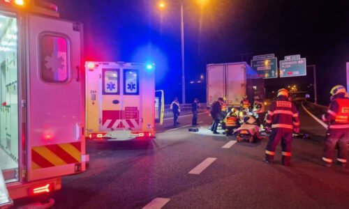 Tragická nehoda v Praze: Mladý motorkář se srazil s nákladním vozem, zraněním podlehl