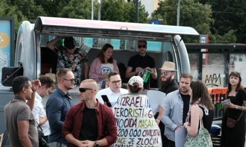 OBRAZEM: Lipavský opět v obležení demonstrantů. Na místě byl i antikonfliktní tým