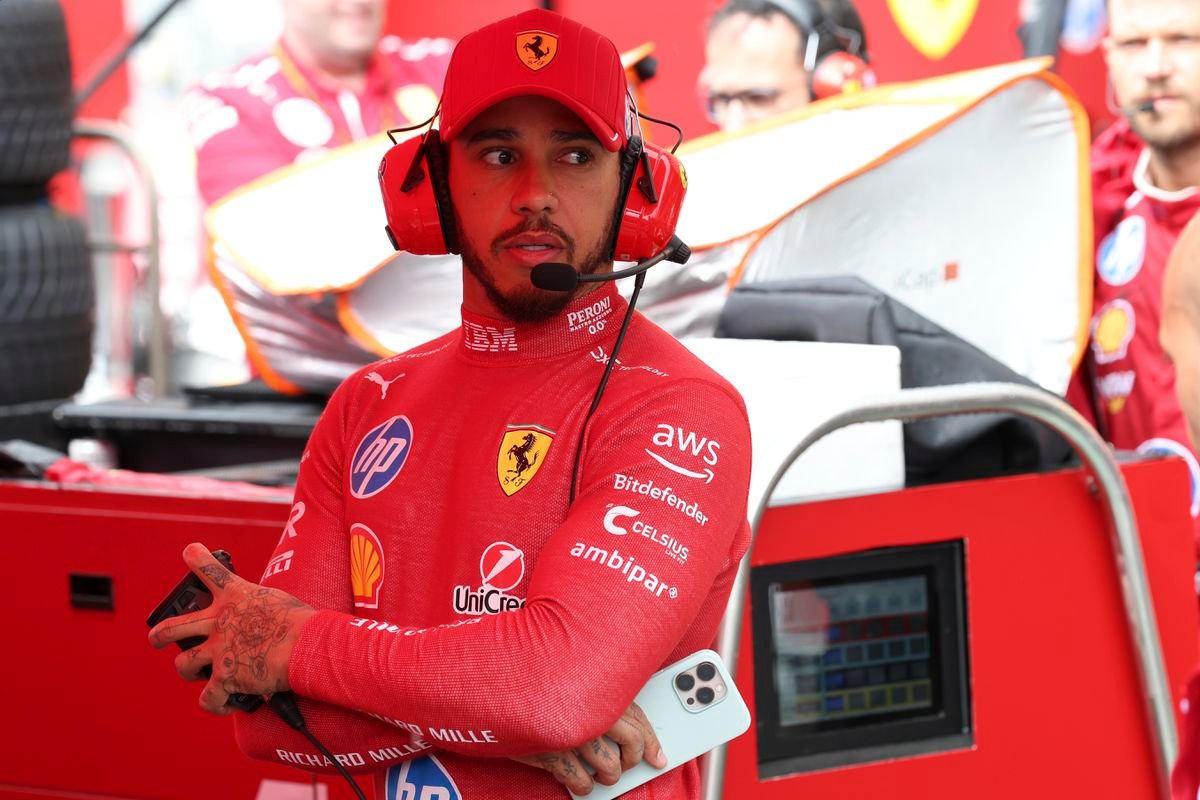 Bývalý pilot F1: Lewisovi Hamiltonovi nevenujú skutočnú pozornosť, chcú ho len pre jeho meno