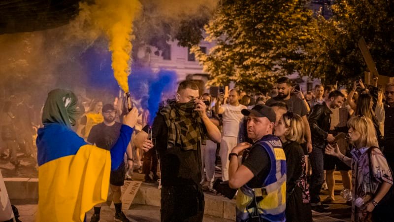 Lidi z ukrajinského města se postavili armádním verbířům, pak se střetli s policií