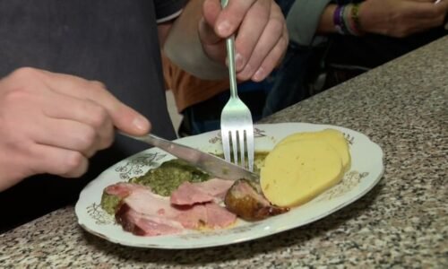 Plnohodnotný oběd za 50 korun? Na oblíbené halušky můžete do řeznictví ve Středočeském kraji Plnohodnotný oběd za 50 korun? Na oblíbené halušky můžete do řeznictví ve Středočeském kraji