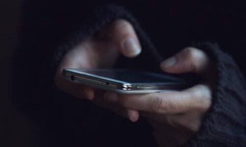 Konec soukromí na internetu? EU řeší plošné sledování WhatsAppu či e-mailů. Chce chránit děti