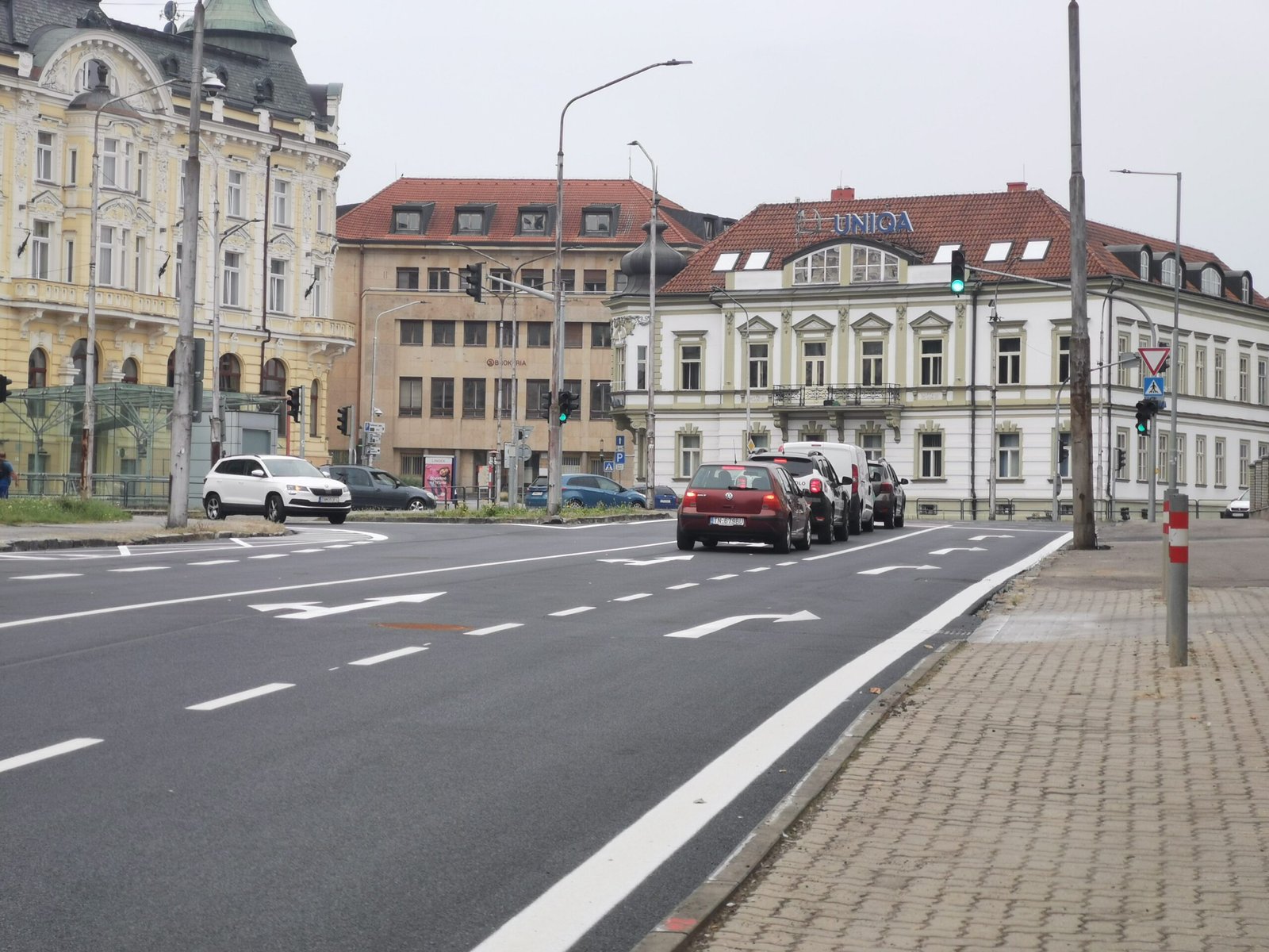 Cesta pred ZUŠ K. Pádivého má nový povrch i značenie Cesta pred ZUŠ K. Pádivého má nový povrch i značenie