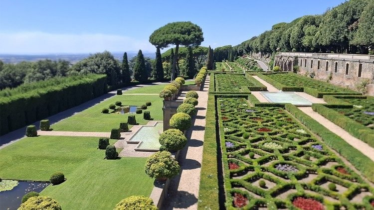Pápež Lev XIV. zajtra obeduje so stovkou chudobných v Castel Gandolfe