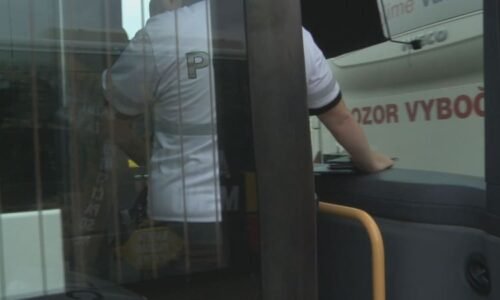 Mladík se proháněl kradeným autobusem po Trutnovsku. Vloupal se i do trafik, skončil ve vazbě