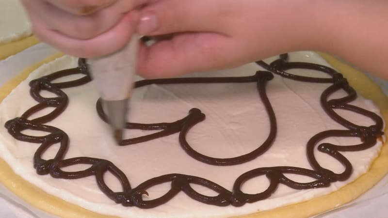 Na Chodských slavnostech se sní tisíce koláčů. Takto je dělají v tradiční pekárně v Bořicích Na Chodských slavnostech se sní tisíce koláčů. Takto je dělají v tradiční pekárně v Bořicích