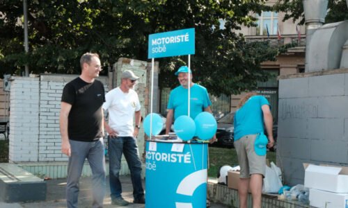 Volební kampaně: Havlíček čepuje pivo, Šťastný stepuje u metra a Piráti pálí po Babišovi