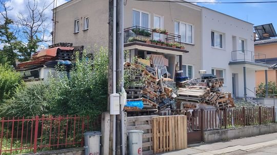 Dom hrôzy: Zberač zapratáva dvor „haraburdami“. Siahajú do výšky niekoľkých metrov, úrady sú bezradné