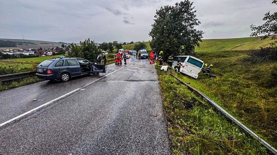 Tragická nehoda na Spiši. Pri zrážke auta a autobusu zahynul človek, desať ľudí sa zranilo