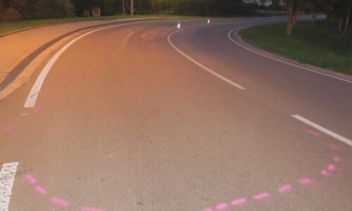 Nebezpečné žně: Pro motorkáře je obilí na cestě jako led, po smyku museli do nemocnice tři lidé